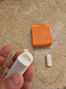 Pile intégrée avec languette de sécurité