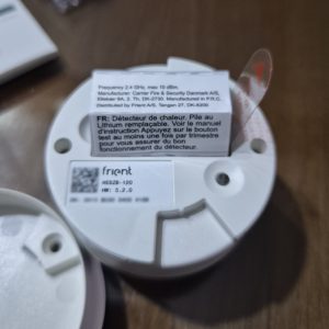 Étiquette en français collée sur le détecteur de chaleur Frient